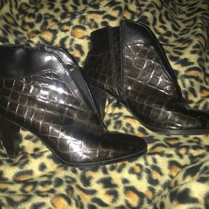 LMPO turloch Booties Size 8 reptilian print